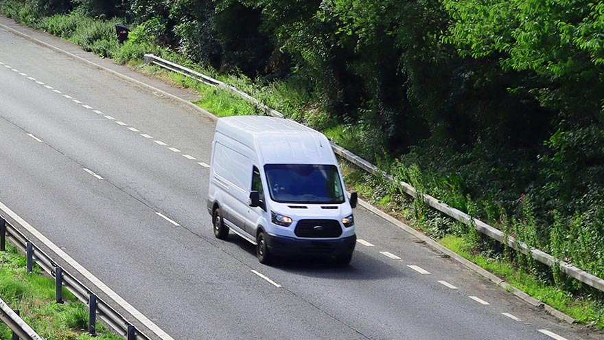 Furgone che percorre un'autostrada vuota