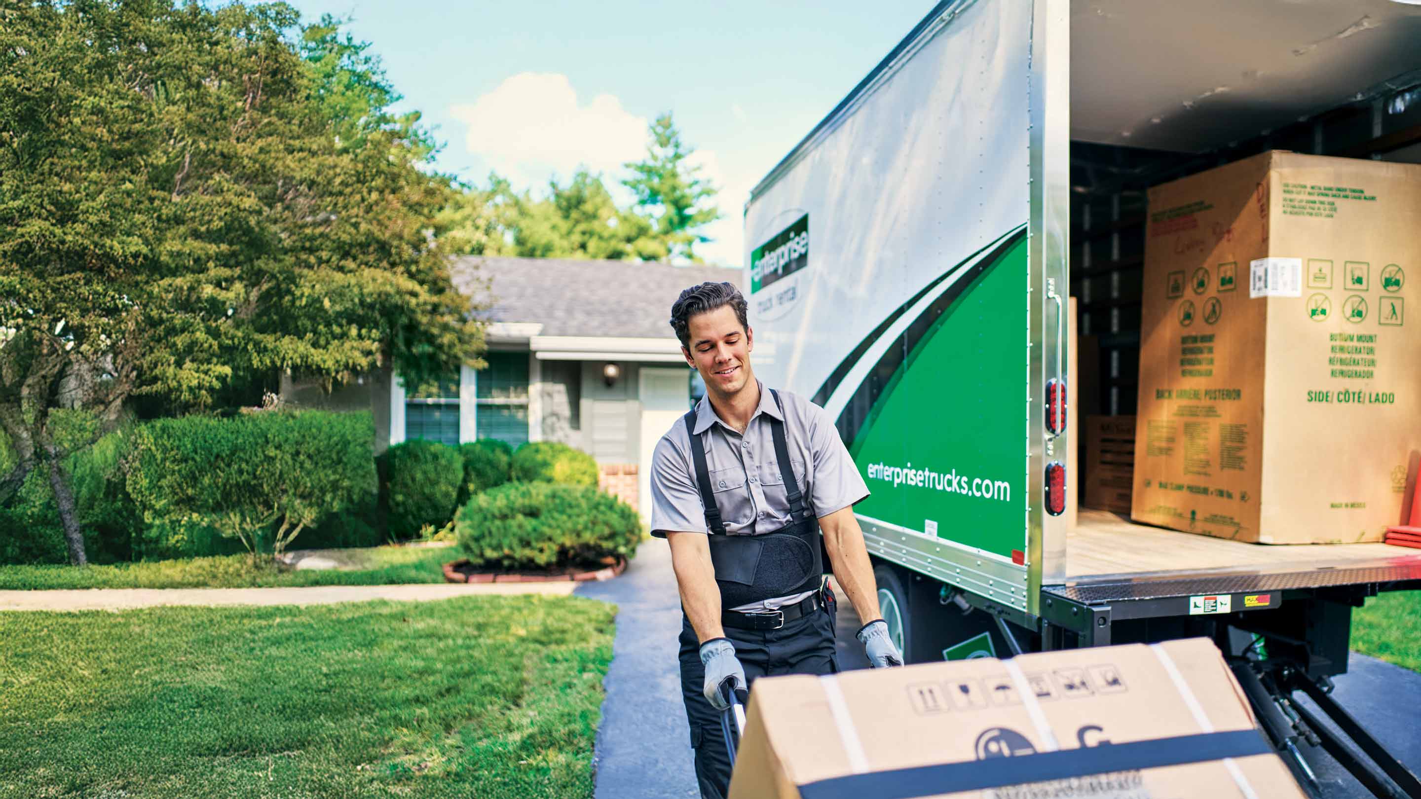 entreprise employee pushing a cart