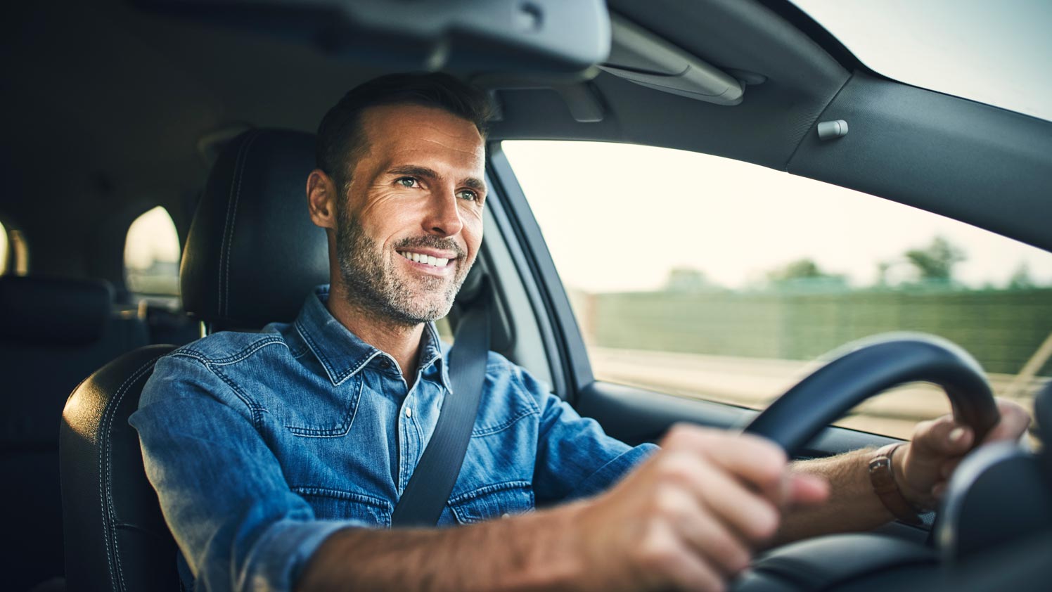 hombre conduciendo un coche